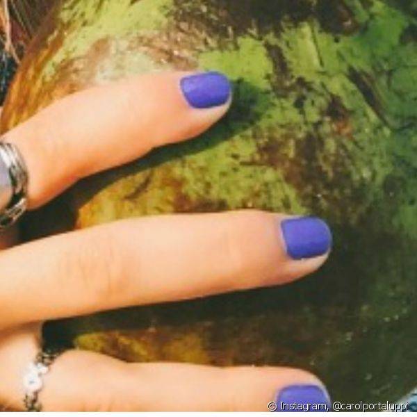 Carol Portaluppi também apostou no esmalte azul puxado para o roxo e publicou a foto em seu Instagram